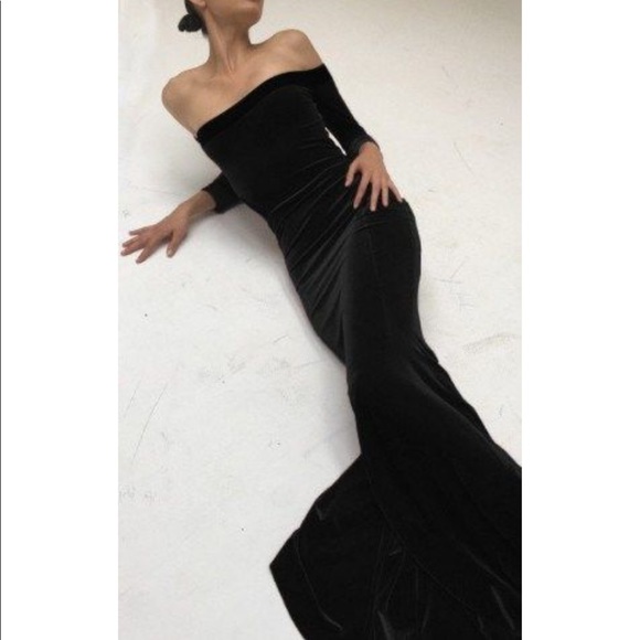 NWT Norma Kamali black velvet off shoulder gown - Picture 2 of 4